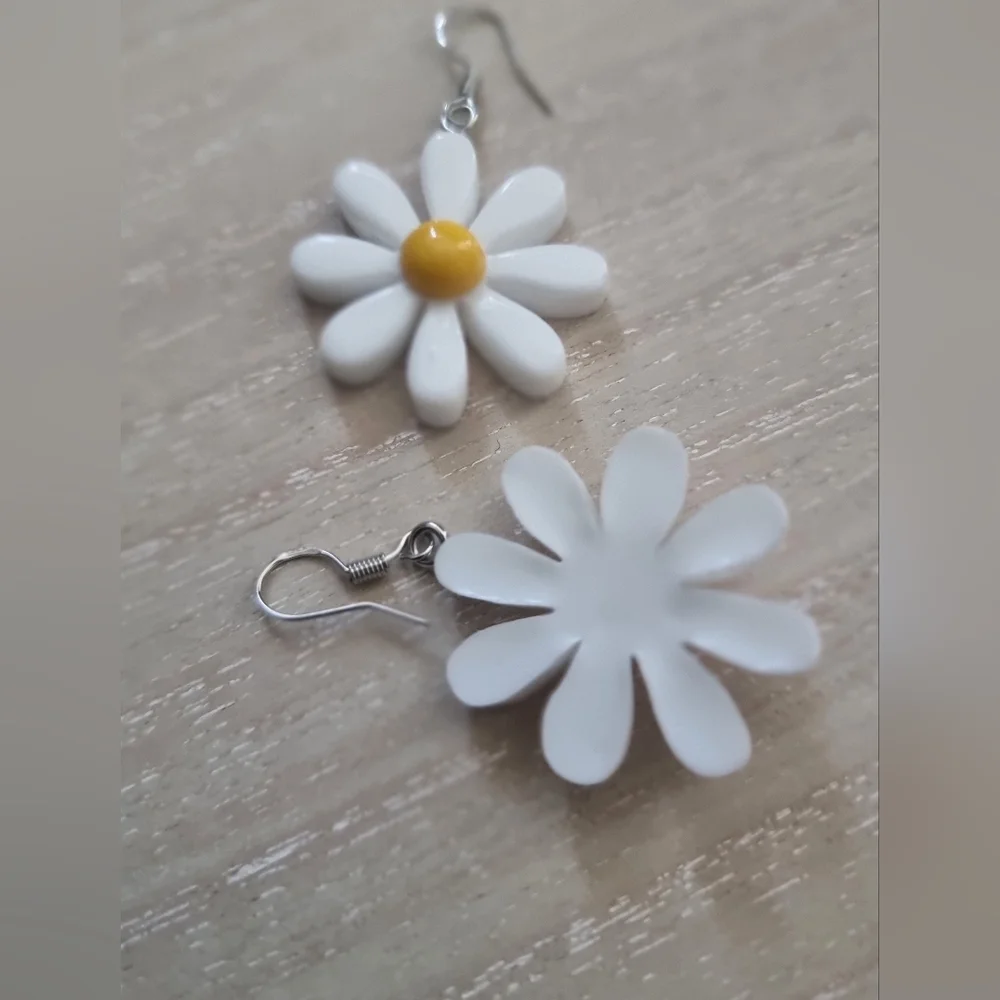 NWOT Daisy Earrings with 925 Silver Hooks - Picture 3 of 4